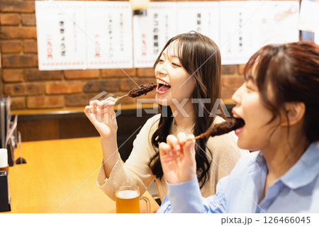 居酒屋で食事をする女性 居酒屋で食事をする女性 126466045