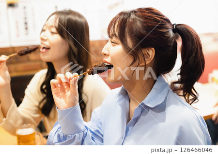 居酒屋で食事をする女性 126466046