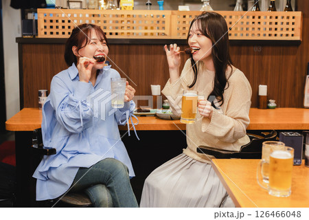 居酒屋で食事をする女性 居酒屋で食事をする女性 126466048