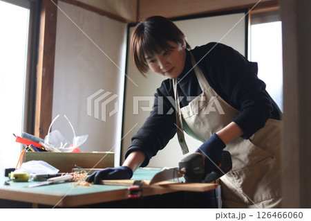 材木を電動のこぎりで切る女性 126466060