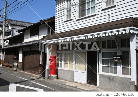初夏の歴史的町並みの赤ポスト 初夏の歴史的町並みの赤ポスト 126466110