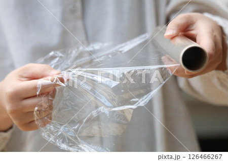 食品用ラップを使う女性 126466267