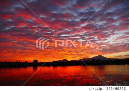 精進湖から望む朝焼けの逆さ紅色に染まる雲 126466268
