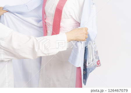 訪問着の着付けをする工程 126467079