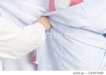 訪問着の着付けをする工程 126467080