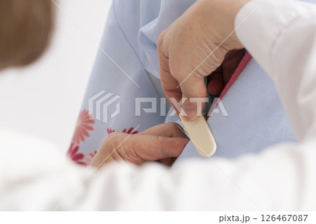 訪問着の着付けをする工程 126467087