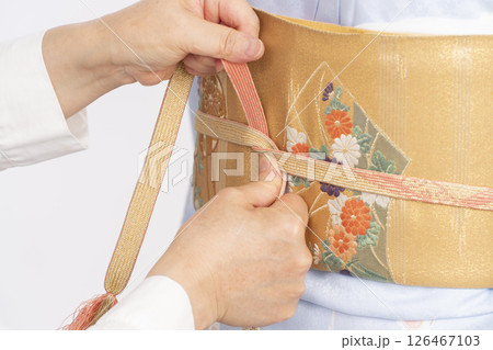 訪問着の着付けをする工程 訪問着の着付けをする工程 126467103
