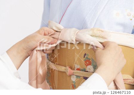 訪問着の着付けをする工程 126467110