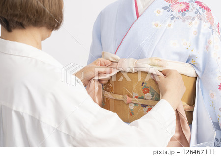 訪問着の着付けをする工程 訪問着の着付けをする工程 126467111
