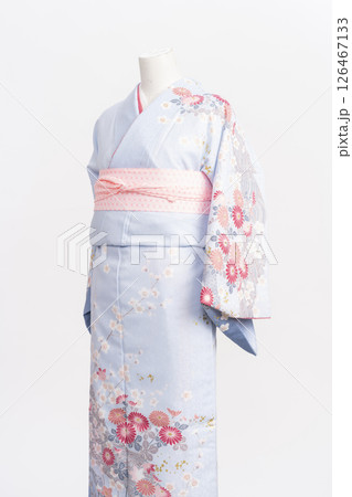 マネキンを使った訪問着の着付けをする工程 126467133