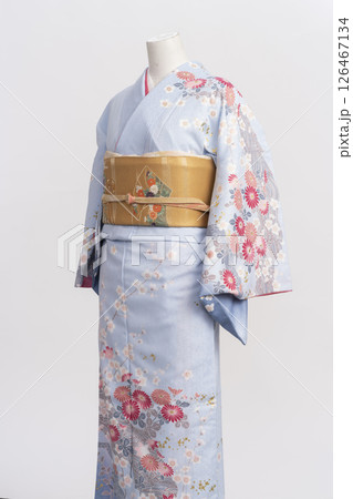 マネキンを使った訪問着の着付けをする工程 126467134