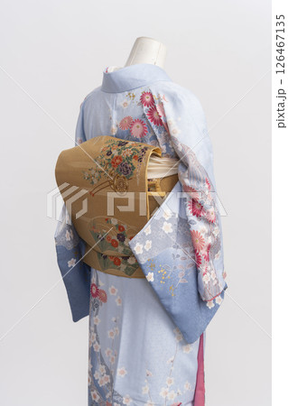 マネキンを使った訪問着の着付けをする工程 126467135