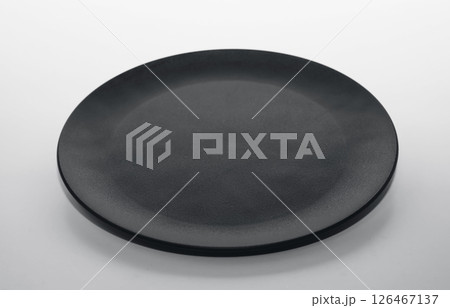 黒い皿 126467137