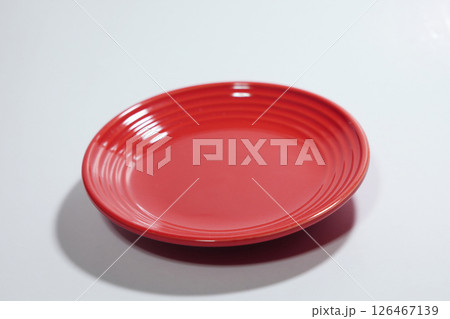 赤い皿 126467139