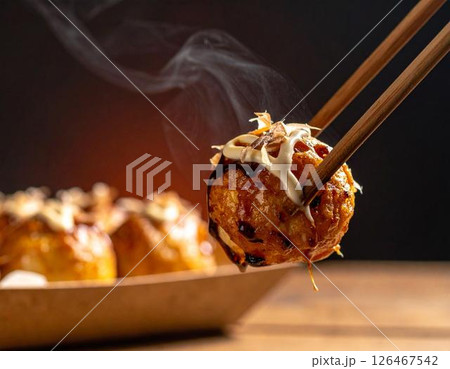 熱々の湯気が上がったたこ焼きのアップ 126467542