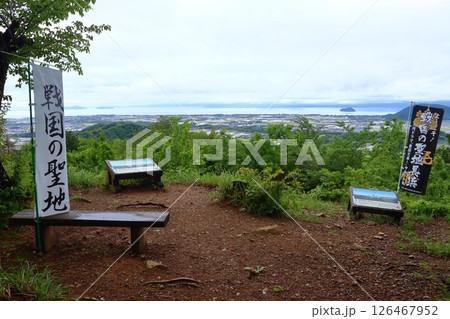 小谷城 桜馬場跡 展望所から眺める景色(琵琶湖、竹生島方面の景色) 小谷城 桜馬場跡 展望所から眺める景色(琵琶湖、竹生島方面の景色) 126467952