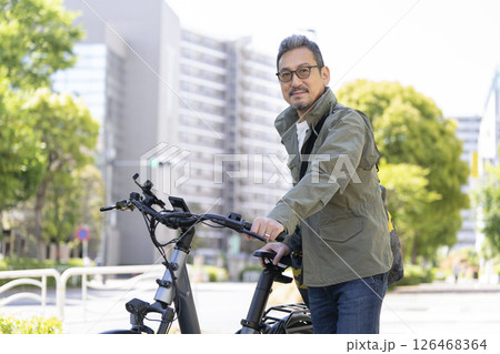 カメラ目線で微笑む50代後半の男性 126468364