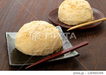 神奈川県川崎市の和菓子、黄粉饅頭 126468394