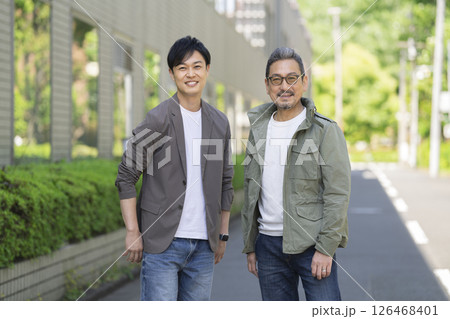カメラ目線で笑顔の40代と50代の男性 カメラ目線で笑顔の40代と50代の男性 126468401