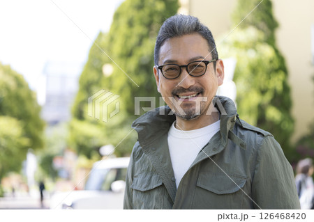 カメラ目線で笑顔の50代の男性 126468420