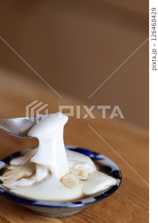 やちむんの豆皿に乗せたジーマーミ豆腐の箸あげ 126468429