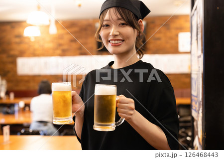 飲食店で働く女性スタッフ 126468443