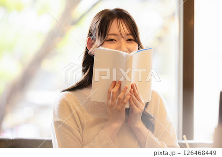 カフェで読書する女性 カフェで読書する女性 126468449