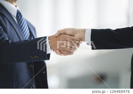 握手をするビジネスマンの手元 握手をするビジネスマンの手元 126468478