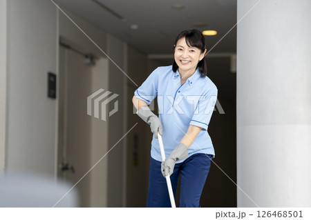 50代の女性清掃スタッフ　カメラ目線　ポートレート 126468501