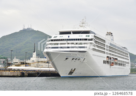 春の北海道函館市で函館港に寄港するクルーズ船セブンシーズマリナー号の風景を撮影 126468578
