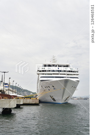 春の北海道函館市で函館港に寄港するクルーズ船セブンシーズマリナー号の風景を撮影 春の北海道函館市で函館港に寄港するクルーズ船セブンシーズマリナー号の風景を撮影 126468581