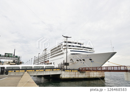 春の北海道函館市で函館港に寄港するクルーズ船セブンシーズマリナー号の風景を撮影 126468583