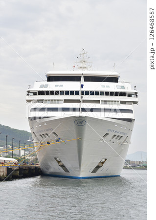 春の北海道函館市で函館港に寄港するクルーズ船セブンシーズマリナー号の風景を撮影 126468587
