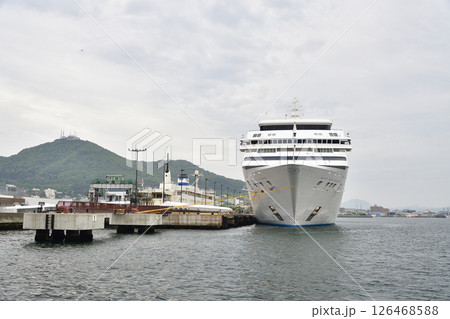 春の北海道函館市で函館港に寄港するクルーズ船セブンシーズマリナー号の風景を撮影 春の北海道函館市で函館港に寄港するクルーズ船セブンシーズマリナー号の風景を撮影 126468588