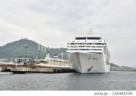 春の北海道函館市で函館港に寄港するクルーズ船セブンシーズマリナー号の風景を撮影 126468590