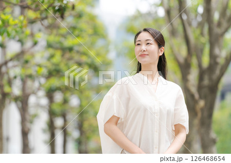 街の中で微笑む女性 126468654