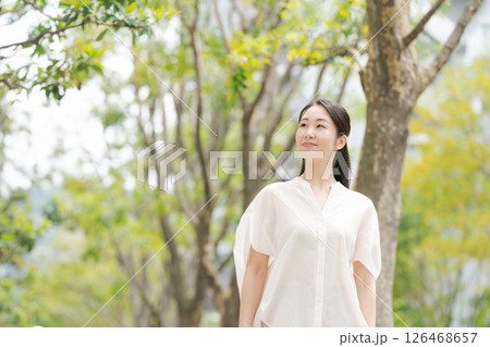 街の中で微笑む女性 126468657