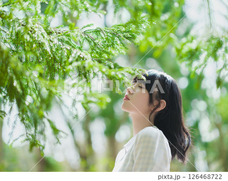 新緑の季節に針葉樹の香りをかぐ日本人の若い女性 126468722