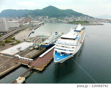 春の北海道函館市で函館港に寄港するクルーズ船セブンシーズマリナー号の風景を空撮 126468742