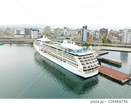 春の北海道函館市で函館港に寄港するクルーズ船セブンシーズマリナー号の風景を空撮 126468756