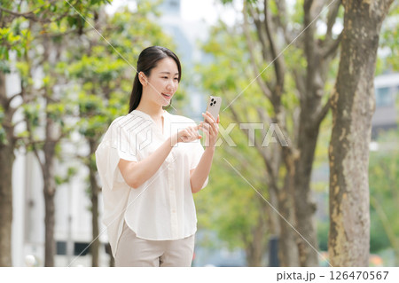 スマホを見る女性 126470567