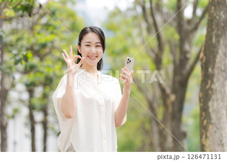 外でスマホを見る女性 外でスマホを見る女性 126471131