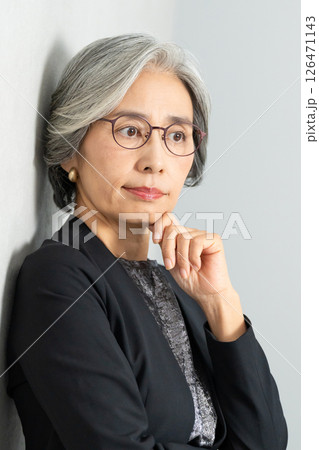 頬杖をつくシニア女性 126471143