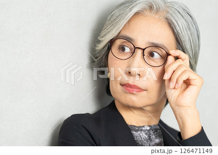眼鏡をかけたシニア女性 眼鏡をかけたシニア女性 126471149