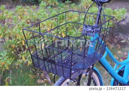 縦型の自転車のカゴ。スリムで使いやすいスタイリッシュな形。 126471227