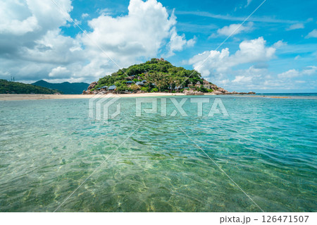 Tropical sea and islands, crystal clear water and beaches on Koh Nang Yuan 126471507