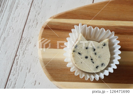 猫の形の可愛いレアチーズケーキ。クッキークリーム味。 126471690