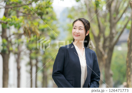 スーツを着た女性 スーツを着た女性 126471773