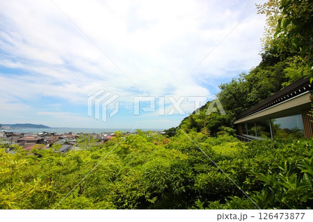 鎌倉・長谷寺見晴台からの由比ガ浜方面の眺望（神奈川県鎌倉市長谷3丁目） 126473877