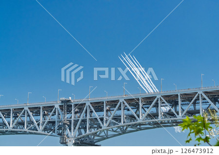 《香川県》瀬戸大橋上空を飛行するブルーインパルス 126473912